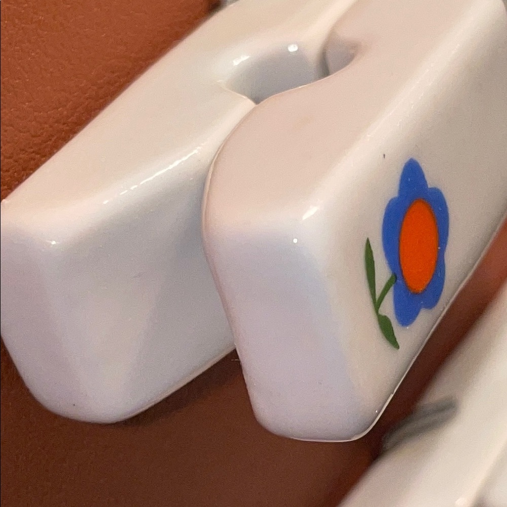 Vintage - Crowning touch ceramic clothespin clip set. Made in Japan. - Picture 6 of 6